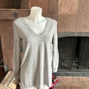 1 state Women’s gray V-neck sweater small